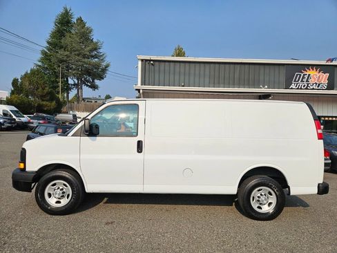 Used 2016 Chevrolet Express 2500 image 10
