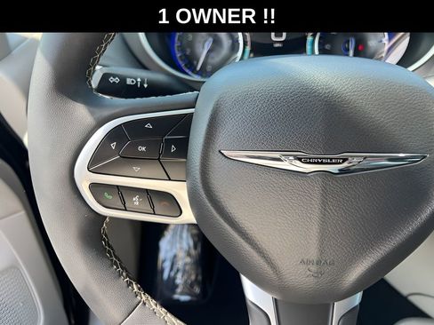 Used 2023 Chrysler Pacifica Touring-L FWD image 42