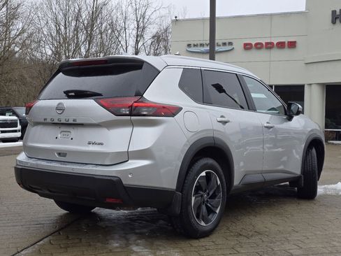Used 2024 Nissan Rogue SV w/ SV Premium Package image 15
