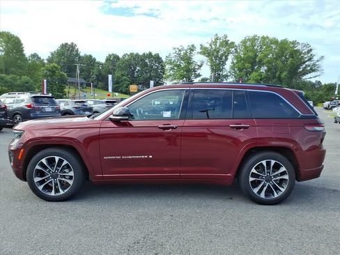 Used 2022 Jeep Grand Cherokee Overland w/ Luxury Tech Group IV AWD/4WD image 10