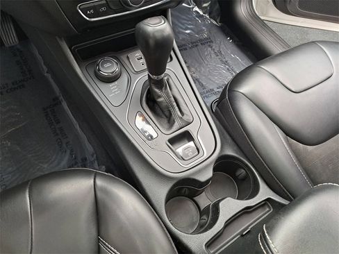 Certified 2022 Jeep Cherokee Latitude w/ Sun & Sound Group image 24