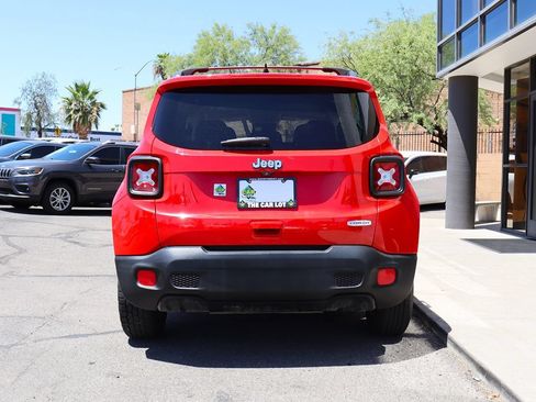Used 2018 Jeep Renegade Latitude FWD image 11