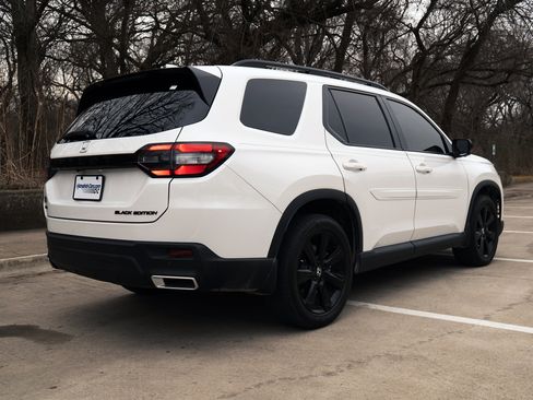 Used 2025 Honda Pilot Black Edition image 9