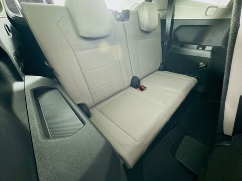 Used 2018 Volkswagen Tiguan SE w/ Panoramic Sunroof Package image 44