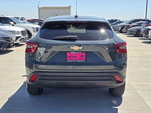 Used 2025 Chevrolet Trax LS w/ LS Convenience Package image 7