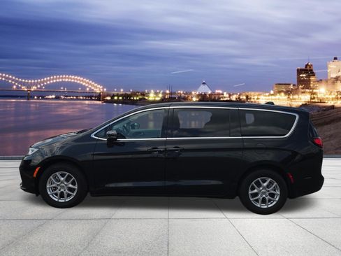 Used 2023 Chrysler Pacifica Touring-L FWD image 2