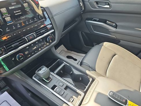 Used 2025 Nissan Pathfinder SL FWD image 25