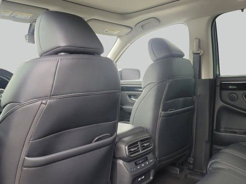 Used 2023 Honda Pilot Touring image 10