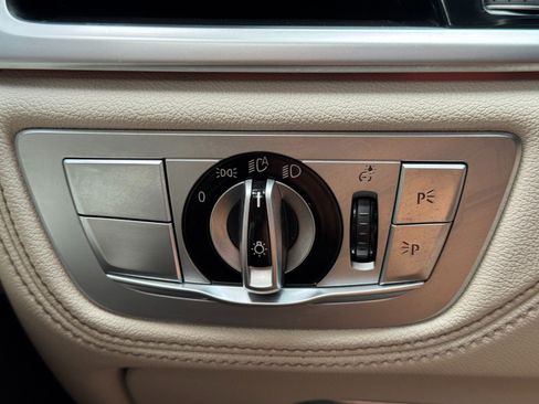 Used 2021 BMW 740i w/ M Sport Package RWD image 19