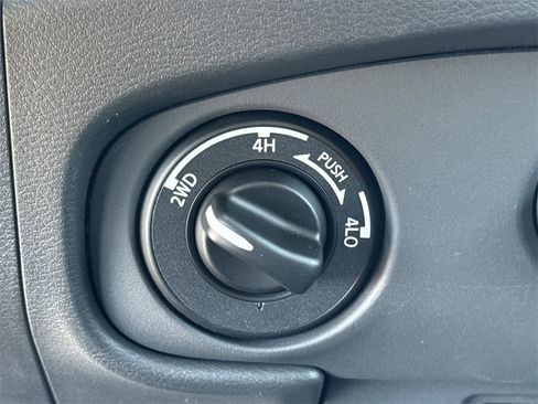 Used 2024 Nissan Frontier SV image 32