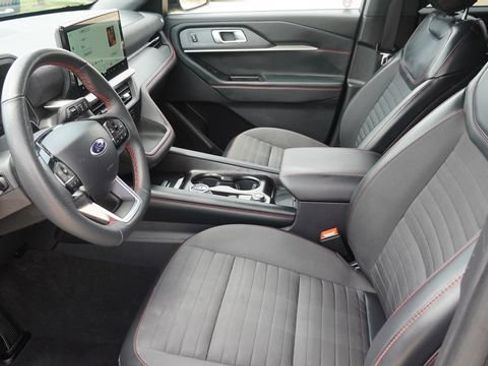 Used 2025 Ford Explorer ST-Line w/ ST-Line Street Pack AWD/4WD image 19