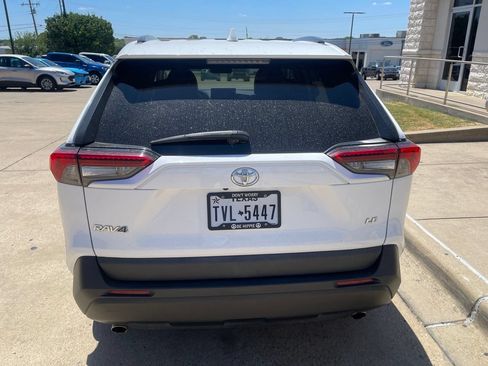 Used 2020 Toyota RAV4 LE FWD image 5