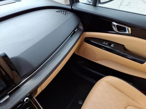 Used 2024 Kia Carnival EX image 30