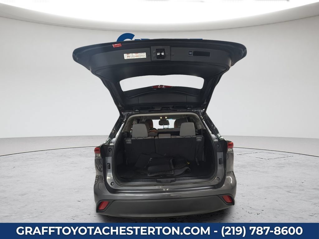 Used 2022 Toyota Highlander LE AWD/4WD image 16