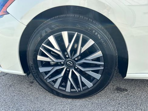 Used 2025 Nissan Altima 2.5 SV FWD image 9