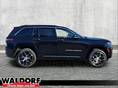 New 2025 Jeep Grand Cherokee Summit image 2