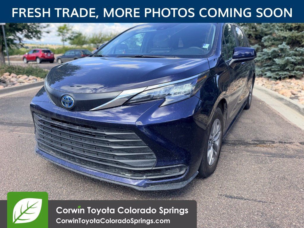 Used 2025 Toyota Sienna LE AWD/4WD image 3