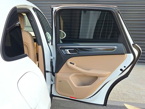 Certified 2026 Porsche Macan image 22
