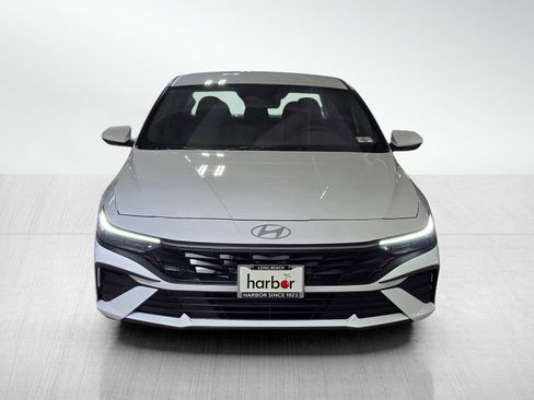 Certified 2025 Hyundai Elantra SE image 2
