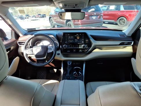 Used 2022 Toyota Highlander XLE image 18