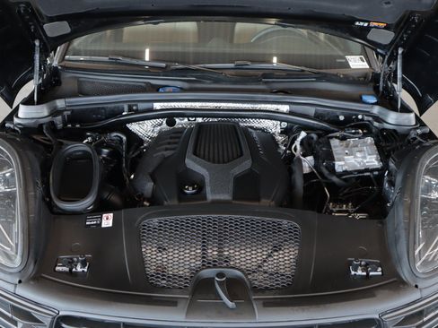Certified 2026 Porsche Macan AWD/4WD image 28