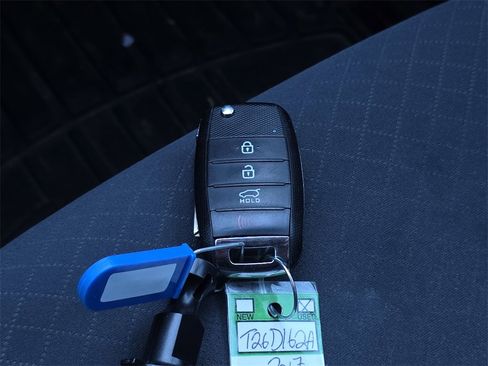 Used 2017 Kia Sorento LX image 33