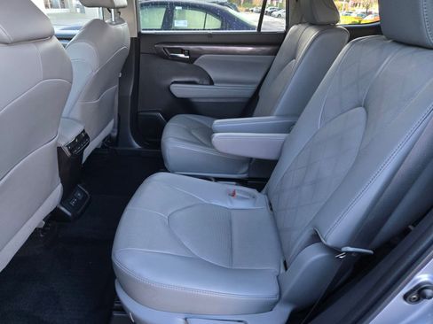 Used 2022 Toyota Highlander Platinum image 11
