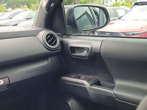 Used 2019 Toyota Tacoma TRD Off-Road AWD/4WD image 4