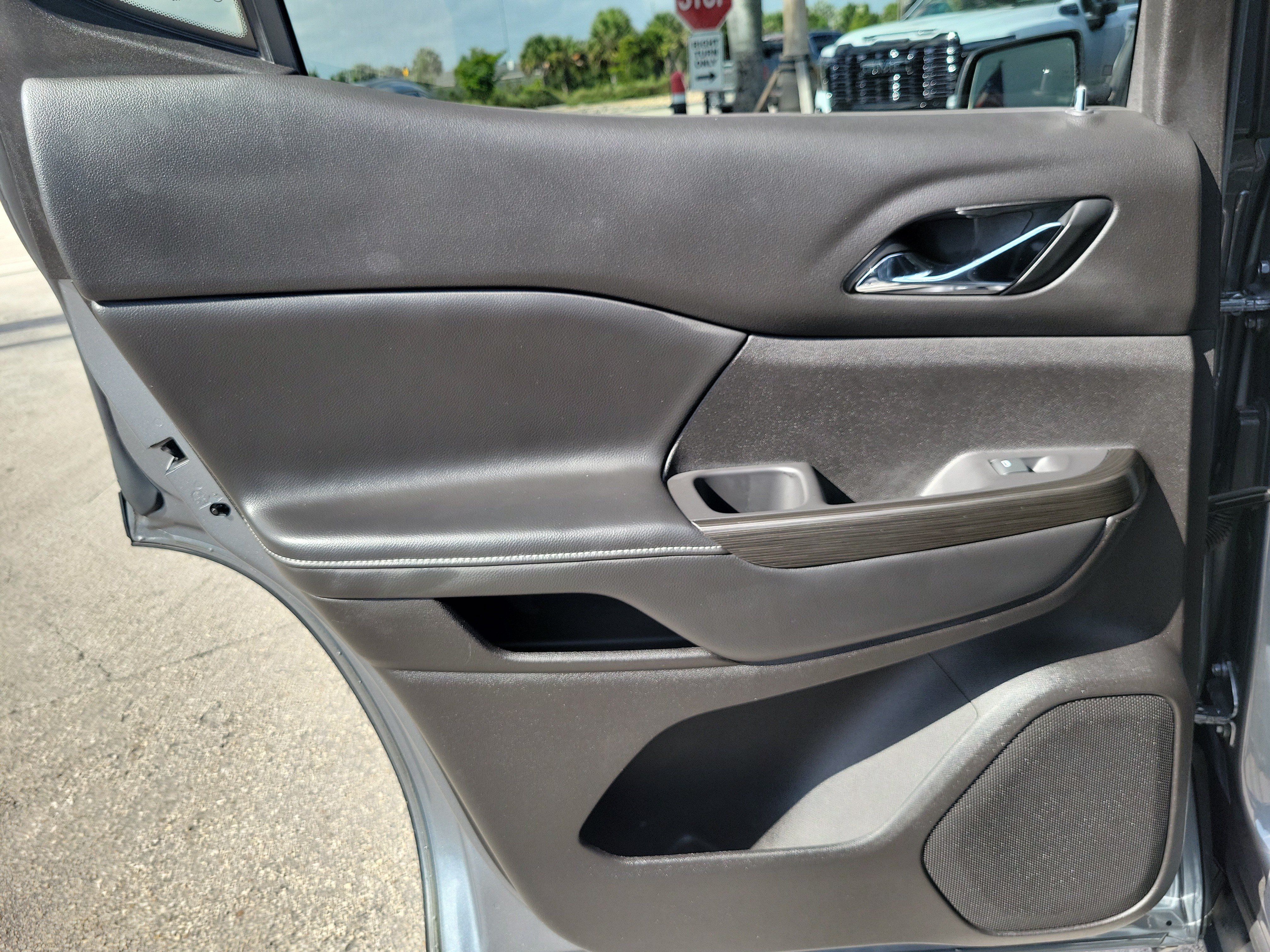 Used 2022 GMC Acadia SLT w/ Technology Package FWD image 24