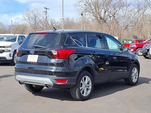 Used 2019 Ford Escape SE image 2