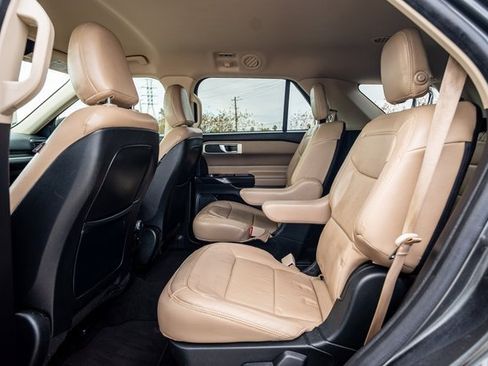 Used 2020 Ford Explorer XLT image 9