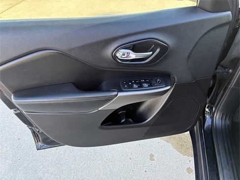 Used 2019 Jeep Cherokee Latitude w/ Popular Appearance Group image 18