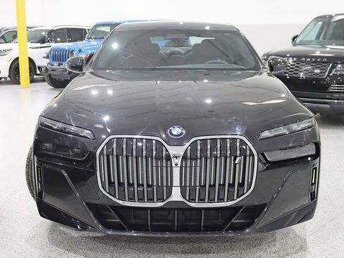 Used 2023 BMW i7 xDrive60 w/ Executive Package 2 AWD/4WD image 9