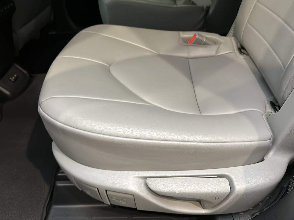 Used 2022 Toyota Highlander XLE AWD/4WD image 15