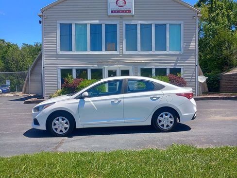 Used 2019 Hyundai Accent SE FWD image 2
