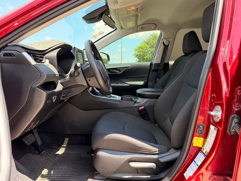 Used 2021 Toyota RAV4 LE AWD/4WD image 2