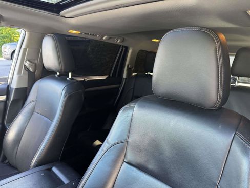 Used 2019 Toyota Highlander XLE AWD/4WD image 16
