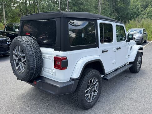 Used 2025 Jeep Wrangler Unlimited Sahara AWD/4WD image 5