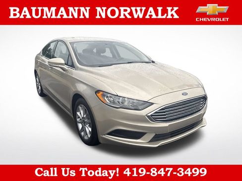 Used 2017 Ford Fusion SE w/ Fusion SE Technology Package FWD image 3