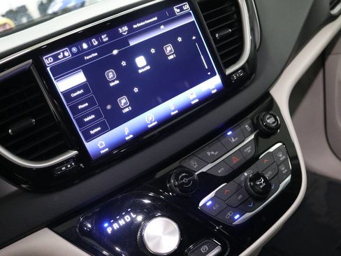 Used 2023 Chrysler Pacifica Touring-L image 72