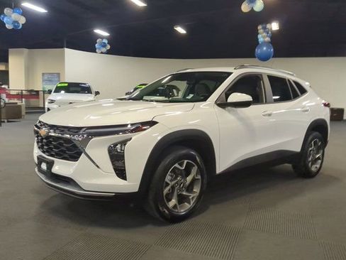 Used 2025 Chevrolet Trax LT w/ LT Convenience Package image 8