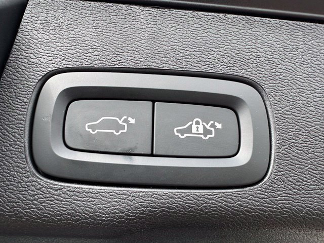Used 2024 Volvo XC60 B5 Plus w/ Protection Package Premier AWD/4WD image 14