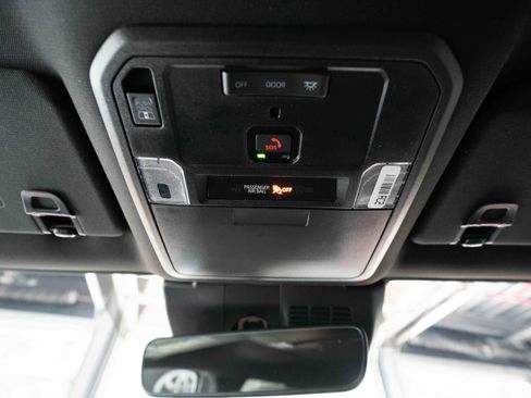 Used 2025 Toyota Tacoma SR5 AWD/4WD image 18