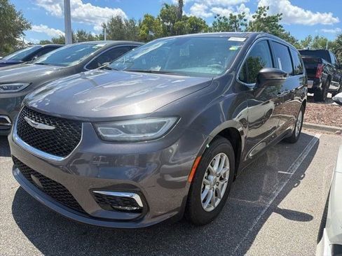 Used 2023 Chrysler Pacifica Touring-L FWD image 1