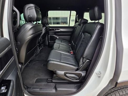 Used 2025 Jeep Wagoneer Series II w/ 8-Passenger Seating Package AWD/4WD image 29