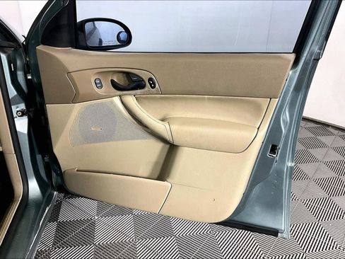 Used 2005 Ford Focus ZX4 Sedan FWD image 21
