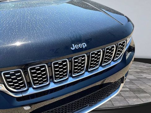 Used 2023 Jeep Grand Cherokee Summit AWD/4WD image 35