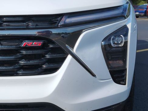 Used 2025 Chevrolet Trax RS w/ Sunroof Package FWD image 12
