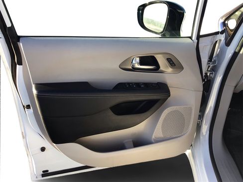 Used 2024 Chrysler Pacifica Touring-L image 20