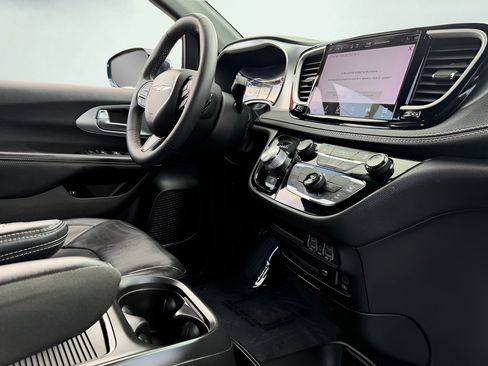 Used 2022 Chrysler Pacifica Touring-L w/ S Appearance Package FWD image 29